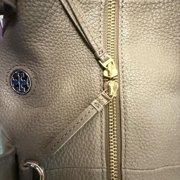 2 Tori Burch hand bags . New, spacious , casual, beautiful colors. - Picture 5 of 16